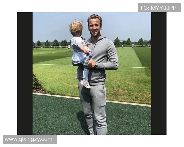 足球明星与女友甜蜜瞬间大曝光幸福生活尽在镜头之中